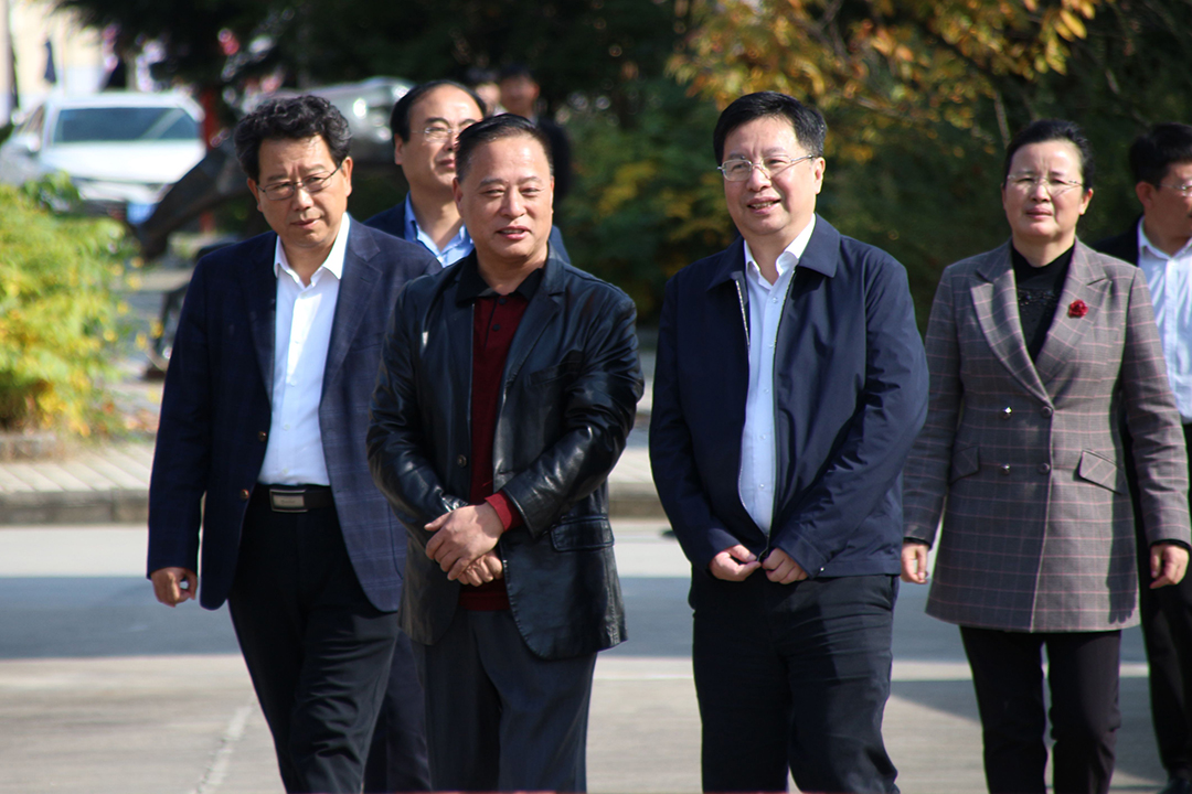 中共陕西省委副书记胡衡华莅临jdb电子网站药业调研项目建设情形 拷贝.jpg