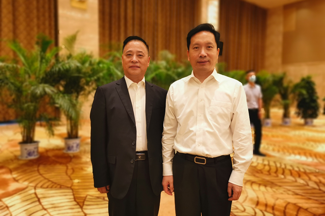 2021.05.10陕西省委副书记、省长赵一德在第十一届全球秦商大会代表座谈上与谢晓林董事长亲热交流.jpg
