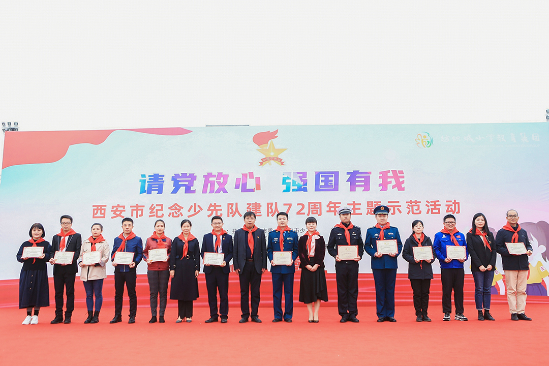配图：与会向导为校外向导员们揭晓聘书和标记牌。。。。。。.jpg