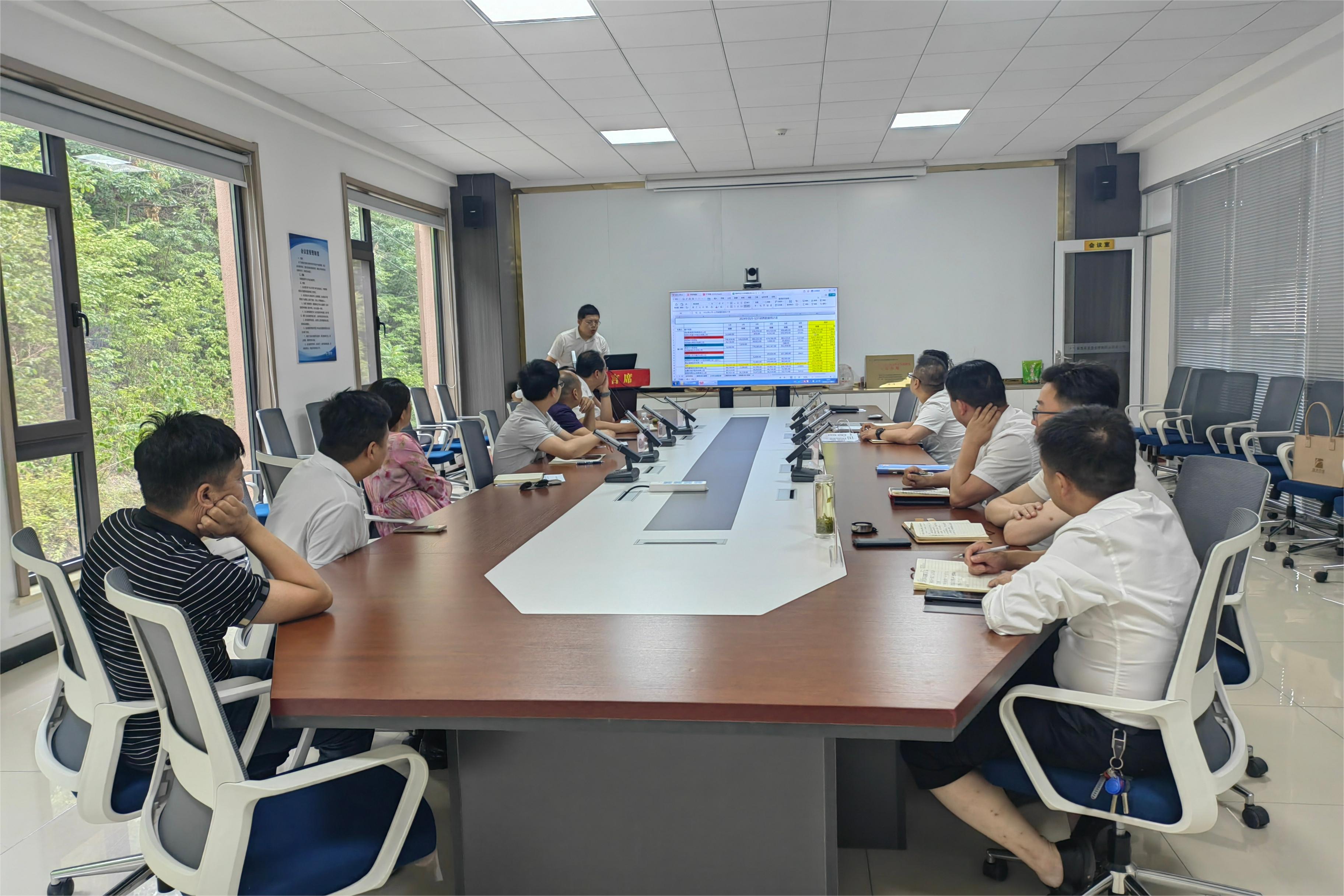 销售聚会讨论场景.jpg